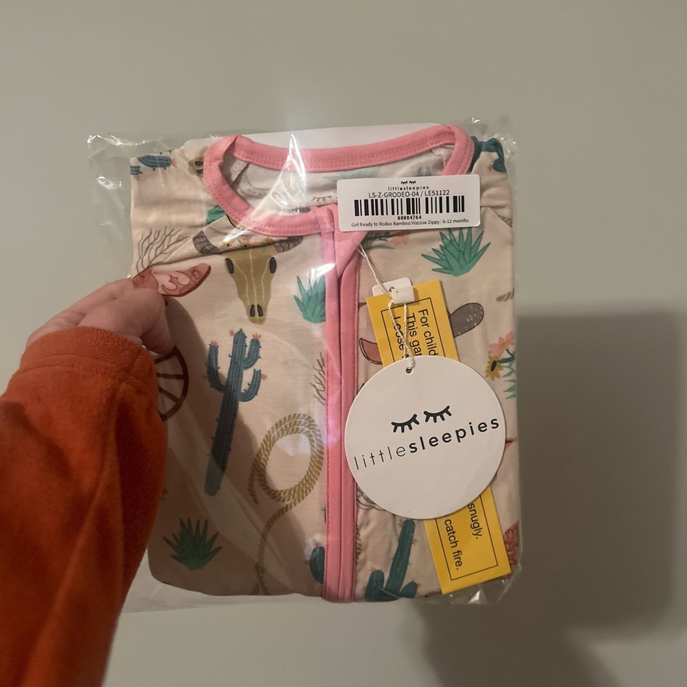 New in bag 6-12m little sleepies